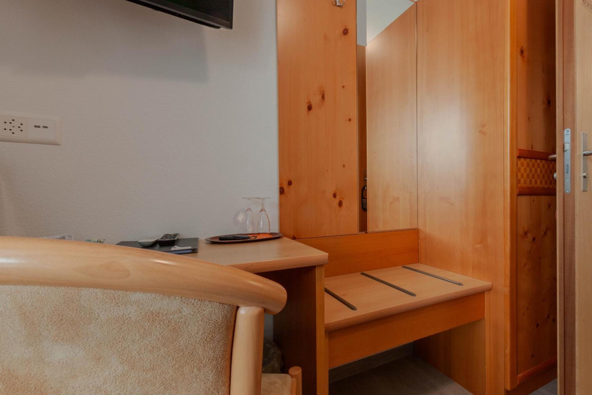 Ristorante Pensione Chalet Stazione Poschiavo Luaran gambar