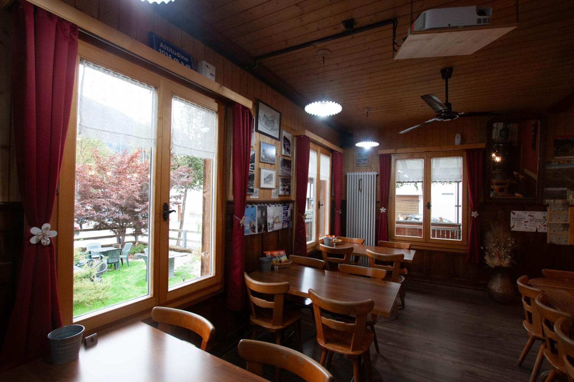 Ristorante Pensione Chalet Stazione Poschiavo Luaran gambar